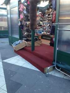 Här blir det stopp. Julmarknaden på Sergels torg är inget för den som sitter i rullstol. Foto: Angelica Hagman 7 dec